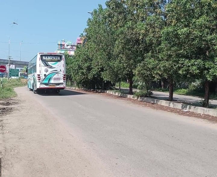 బాసర ఆర్చిగేట్ వద్ద ప్రమాదకర మలుపు - Udayam
