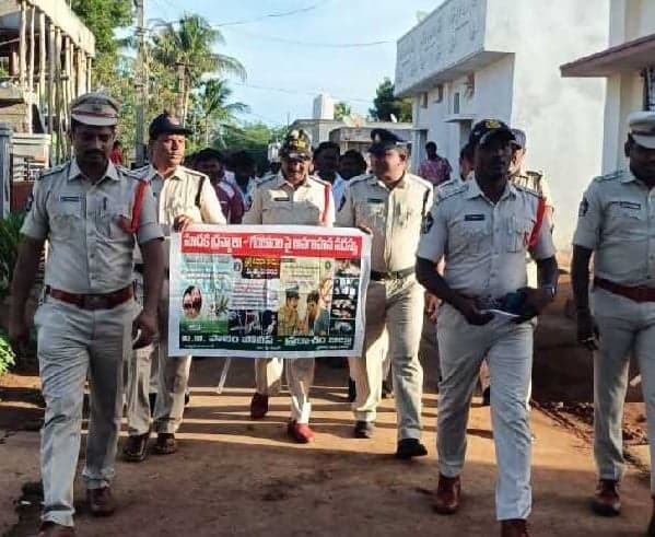 అత్తింటివారిపాలెంలో పోలీసుల తనిఖీలు - Udayam