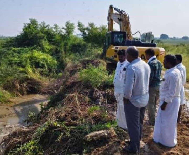 జైన్ మందిర్ వద్ద కాలువల పూడికతీత - Udayam