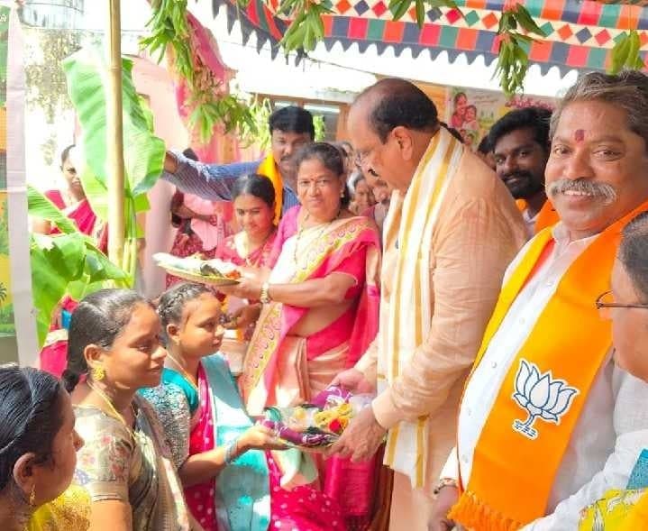 కైకలూరులో గర్భిణీలకు శ్రీమంతం - Udayam