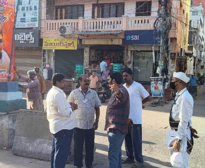 తెనాలిలో రాజకీయ బ్యానర్ల తొలగింపు - Udayam