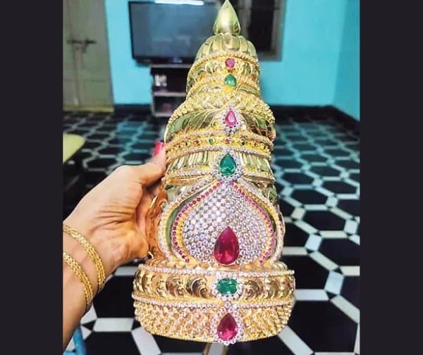 బంగారు కిరీటం మాయం.. ట్రస్ట్ సభ్యులపై ఏసీ ఆగ్రహం - Udayam Digital