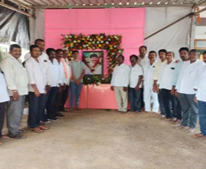 పెద్ది సుదర్శన్రెడ్డికి బీఆర్ఎస్ నివాళి - Udayam Digital