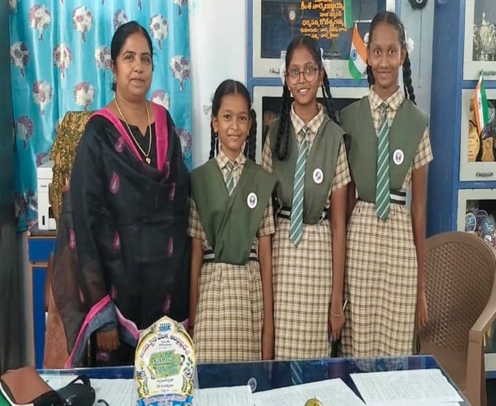 వక్తృత్వ పోటీల్లో ఆలకూరపాడు విద్యార్థినుల ప్రతిభ - Udayam
