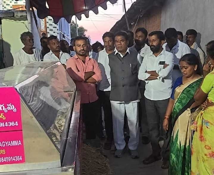 మృతుడి కుటుంబాన్ని పరామర్శించిన ఛైర్మన్ - Udayam