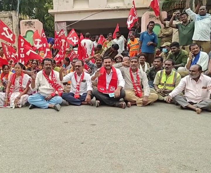 సిరిసిల్లలో మున్సిపల్ కార్మికుల ధర్నా - Udayam