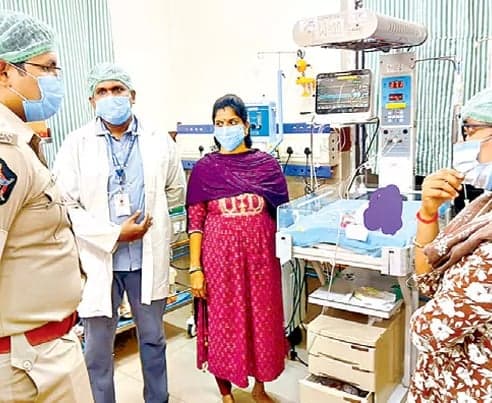 ఆసుపత్రి ప్రహరీ పక్కన నవజాత శిశువు