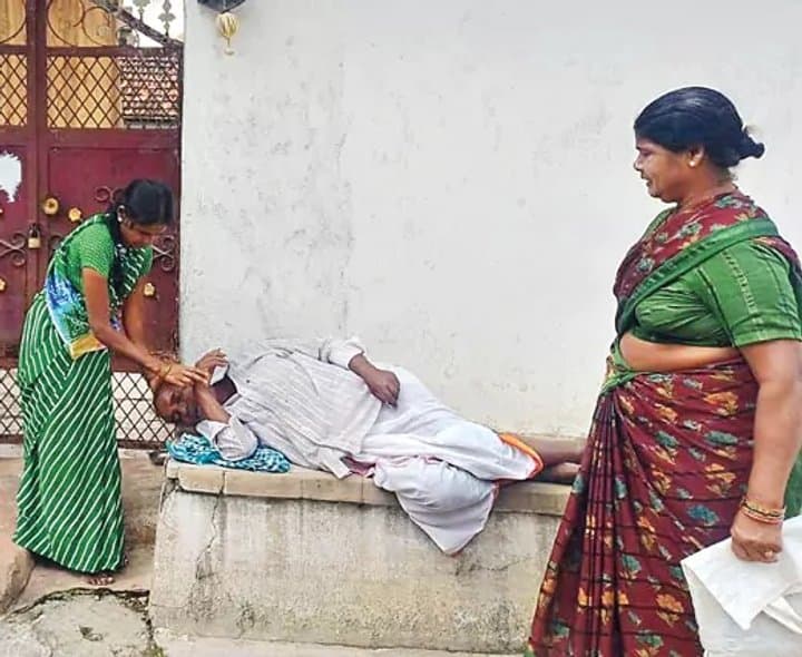 వృద్ధుడికి అధికారుల ఆశ్రయం - Udayam