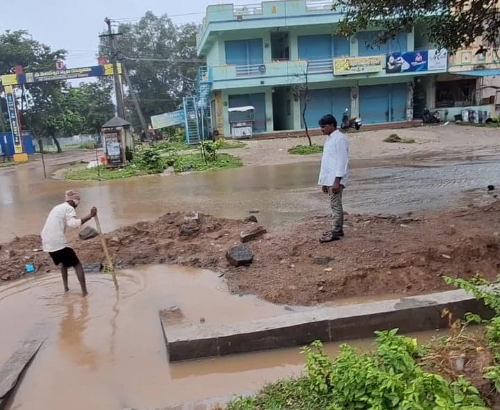 అంబేడ్కర్ సెంటర్లో నీటి నిల్వ - Udayam