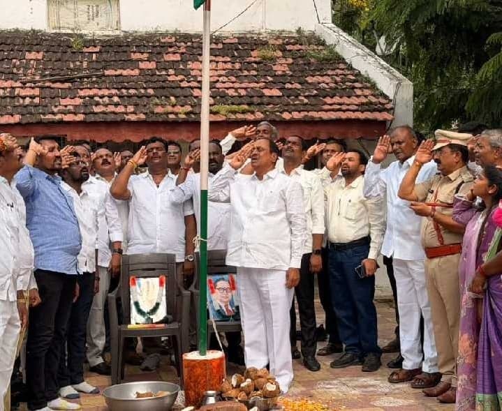 పరకాల ఎమ్మెల్యే క్యాంపు కార్యాలయంలో వేడుకలు - Udayam