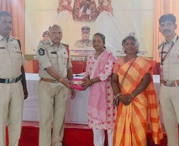 తిరుమలలో భక్తుల పర్సులు రికవరీ - Udayam