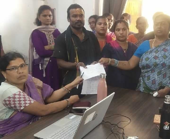 టెక్కలి పాఠశాల సమస్యలపై వినతి - Udayam