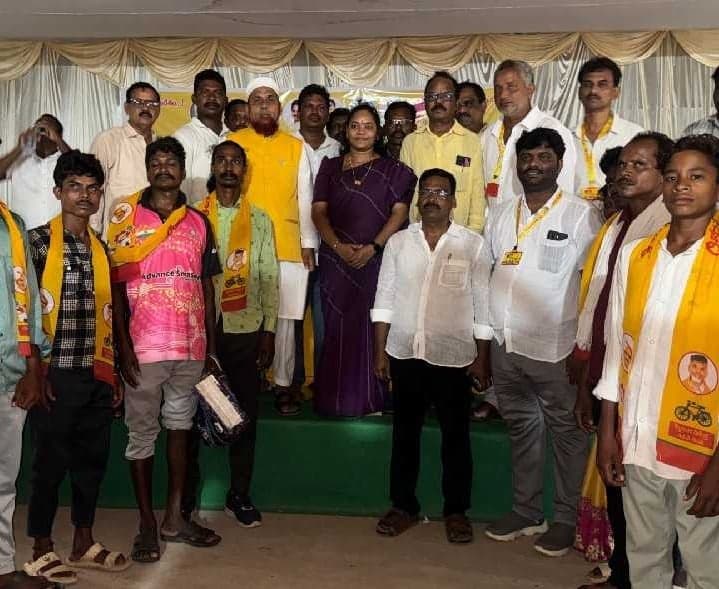 టీడీపీలో చేరిన 97 కుటుంబాలు - Udayam