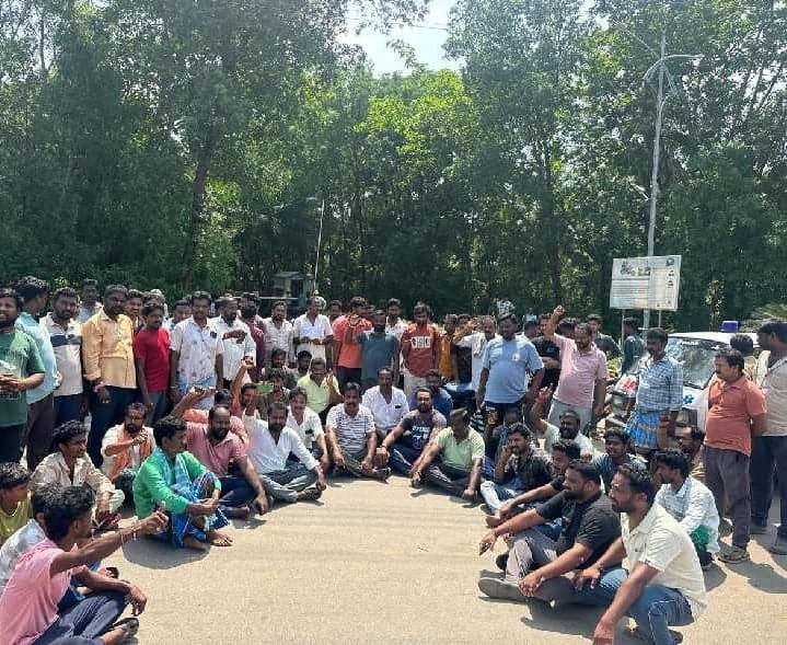 నక్కపల్లిలో డివైడర్ కోసం ఆందోళన - Udayam