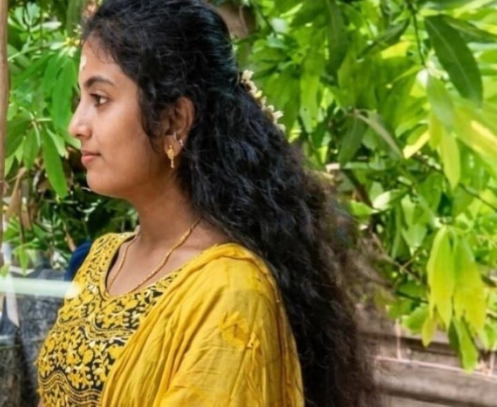 హాస్టల్లో విద్యార్థిని ఆత్మహత్య - Udayam