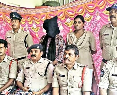 నాలుగోసారి.. సీసీ కెమెరాకు చిక్కిన మహిళ - Udayam