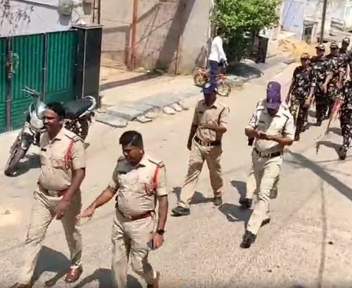 ఎన్నికల కోసం పోలీసుల ఫ్లాగ్ మార్చ్ - Udayam