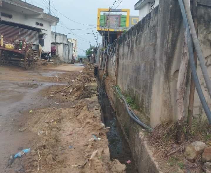 రెబ్బెనలో రోడ్డుపైనే మురుగు బురద