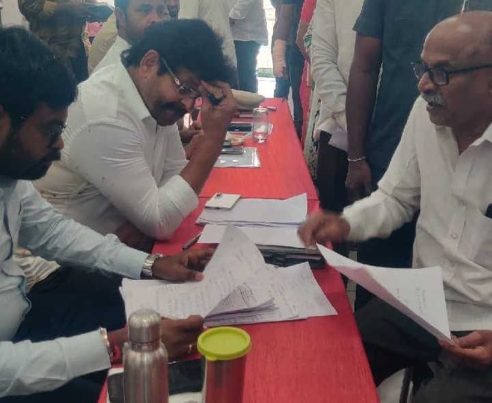 గుడివాడ సమస్యలపై కలెక్టర్కు ఫిర్యాదు - Udayam