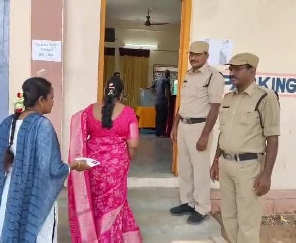 సిరిసిల్లలో ప్రశాంతంగా ఆర్టీసీ పోలింగ్ - Udayam