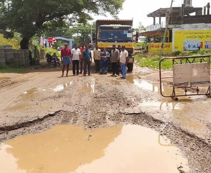 కురవిలో టిప్పర్లను అడ్డుకున్న స్థానికులు - Udayam