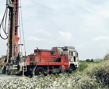 ఎండిపోతున్న బోర్లు.. బేజారవుతున్న రైతులు - Udayam
