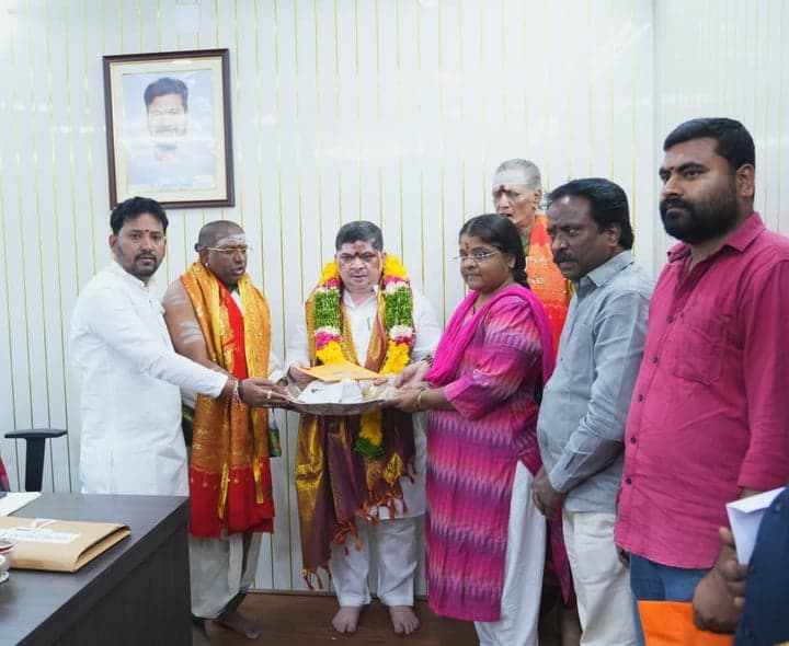 శరన్నవరాత్రి ఉత్సవాలకు మంత్రి పొన్నంకు ఆహ్వానం - gallery image 2