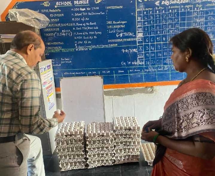 ఆవులదట్ల బడిలో డీఈఓ ఆకస్మిక తనిఖీ - Udayam