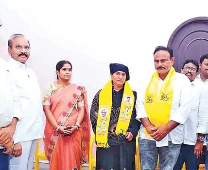 వైకాపాకు షాక్.. తెదేపాలోకి కరీమూన్ - Udayam