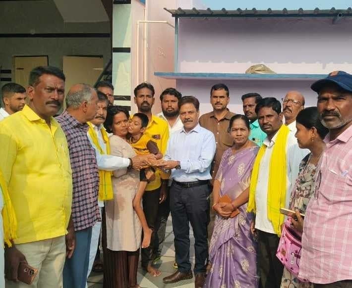 సోమందేపల్లిలో పింఛన్ల పంపిణీ - Udayam
