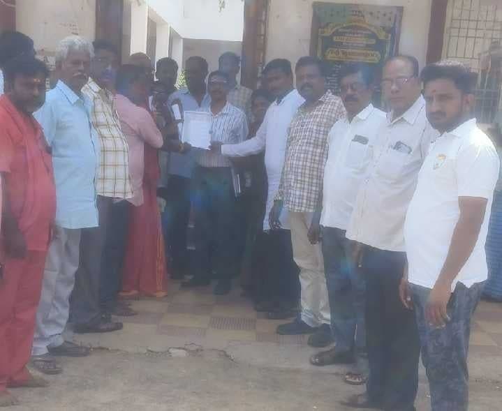 రేషన్ డీలర్ల సమస్యలు పరిష్కరించాలని వినతి - Udayam