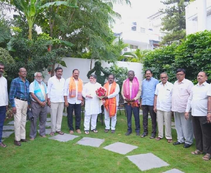 ఆర్టీసీ ఎన్నికల విజేతలతో మంత్రి పొన్నం - Udayam