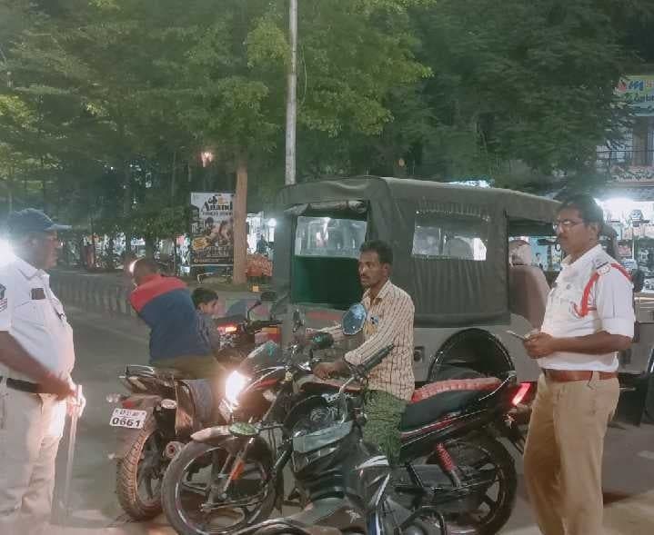 వాహన తనిఖీలు చేపట్టిన ట్రాఫిక్ ఎస్సై - Udayam