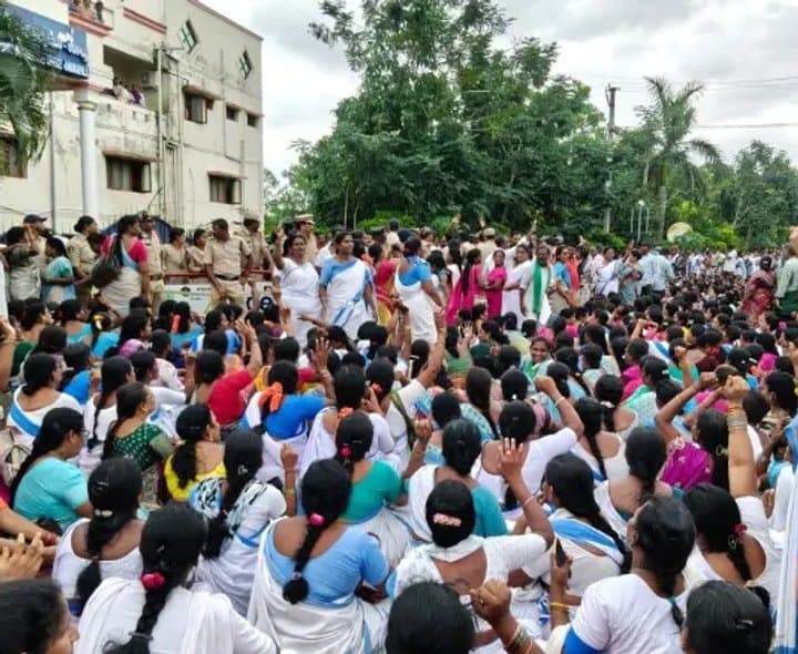 సమ్మె విరమించాలంటూ కలెక్టర్ కార్యాలయం ముట్టడి
