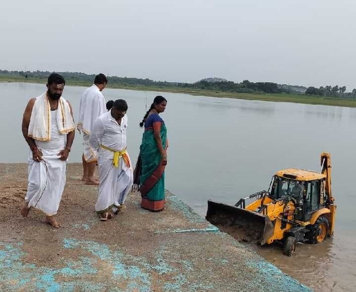 ఎల్లమ్మ చెరువు తూము వద్ద చర్యలు - Udayam