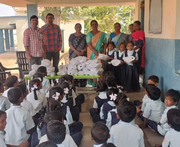 విద్యార్థులకు బూట్లు, బ్యాగులు, డ్రెస్సుల పంపిణీ - Udayam