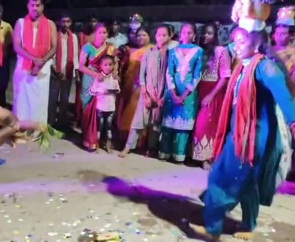 ఎల్కలపల్లిలో ఘనంగా దుర్గామాత బోనాలు - Udayam