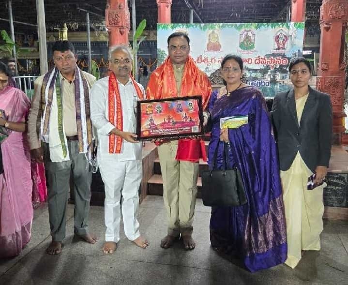 పాదగయలో హైకోర్టు జడ్జి పూజలు - Udayam