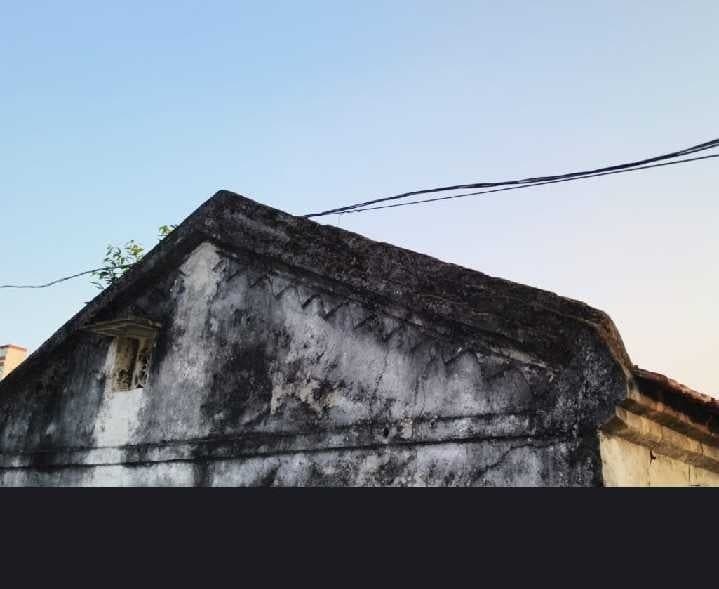 ఇంటిపై వేలాడుతున్న విద్యుత్ తీగతో ఆందోళన - Udayam