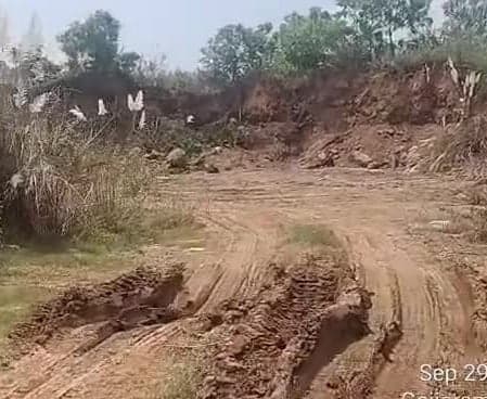 కాలువ గట్టు తవ్వకాలపై రైతుల ఆందోళన - Udayam