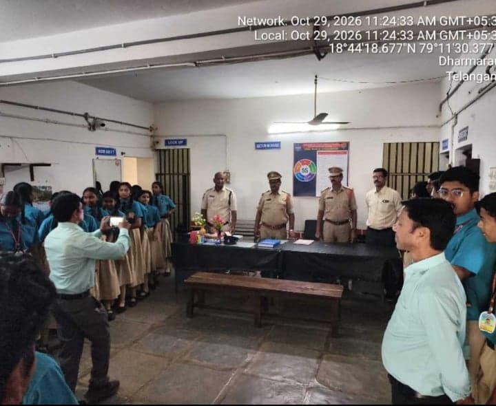 విద్యార్థులకు పోలీసుల విధులపై అవగాహన - Udayam