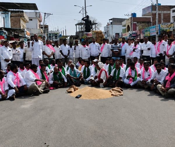 ధాన్యం కొనుగోళ్లలో జాప్యం: రైతుల రాస్తారోకో - Udayam Digital