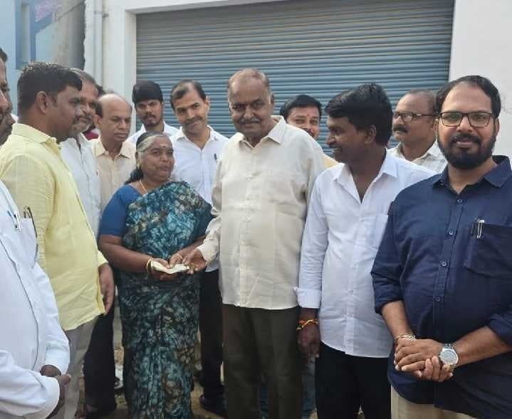 అర్హతే ప్రామాణికంగా పింఛన్ల పంపిణీ - Udayam