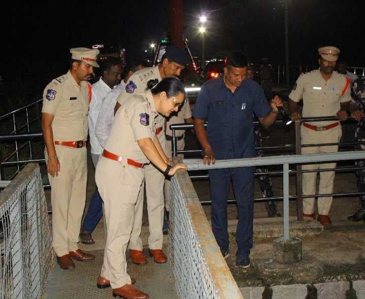 పరిగిలో ఎస్పీ స్నేహ మెహ్రా పర్యటన - Udayam