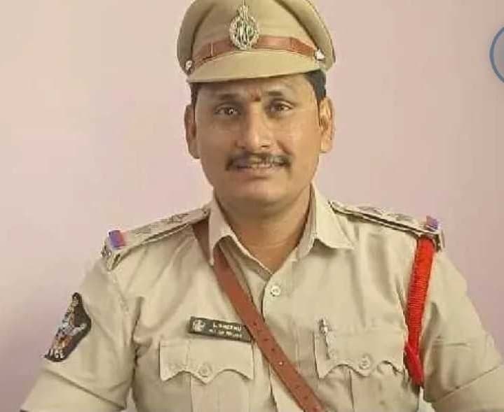 రాత్రివేళ బయటకు రావద్దని SI హెచ్చరిక - Udayam