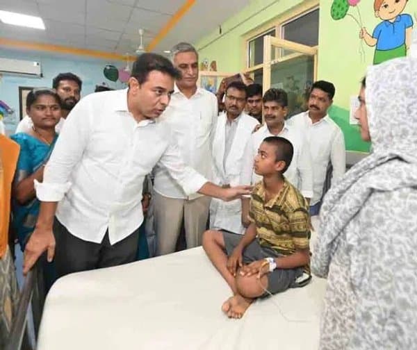 చిన్నారులను పరామర్శించిన కేటీఆర్, హరీష్ రావు - Udayam Digital