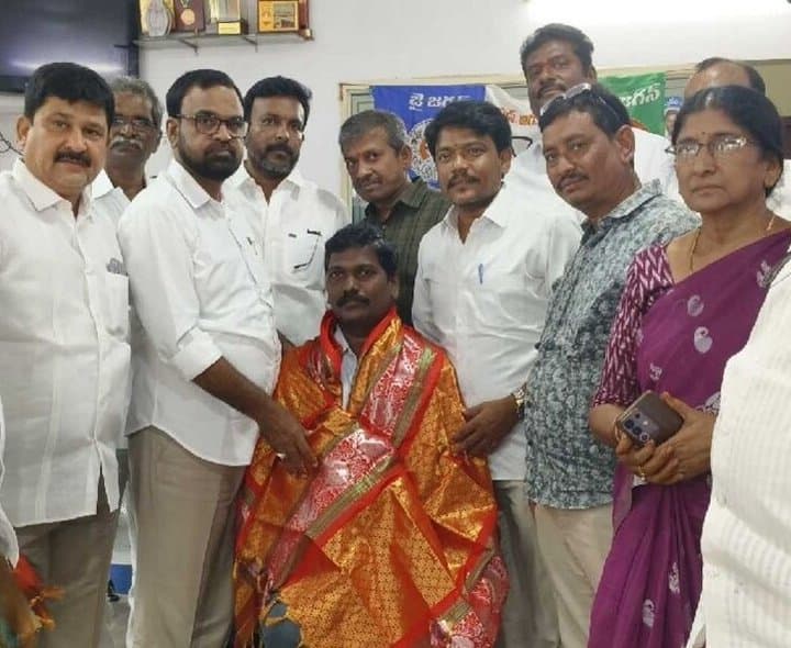 ఫోటోగ్రాఫర్ రమేశ్కు ఘన సన్మానం - Udayam