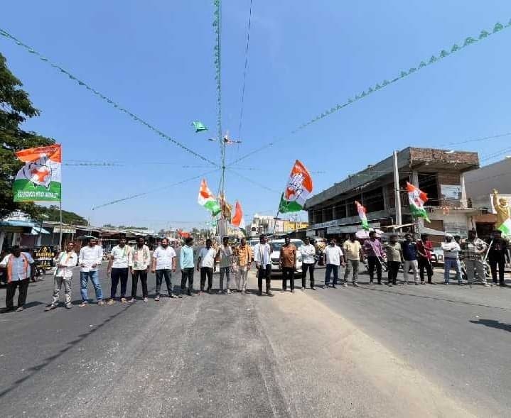 డిండిలో కాంగ్రెస్ ఆధ్వర్యంలో ఆందోళన - Udayam