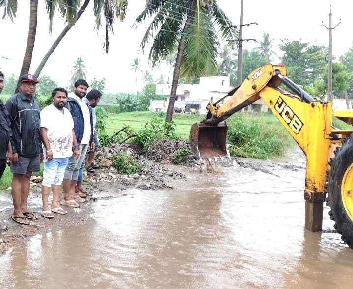 మార్టూరు జంక్షన్ వద్ద గోతుల్లో నీటి తొలగింపు - Udayam