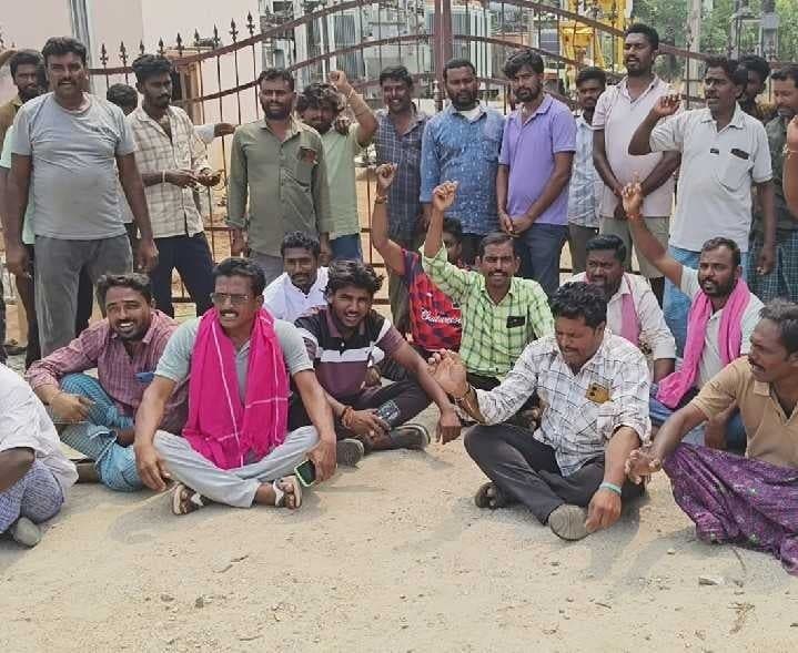 కరెంటు కోసం రైతుల ధర్నా - Udayam